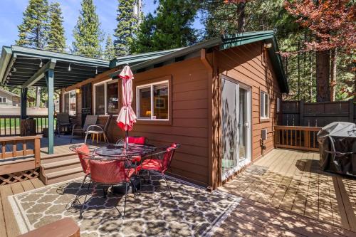 Peninsula Village House | Cozy Lakeside Cabin-Lake Almanor-BoatRamp-Pets-Fun