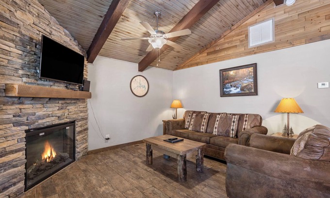 Indian Point Cabin | Cozy lakeside Cabin, Minutes to Silver Dollar City! Resort Perks & TICKET DEALS!