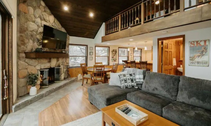 East Troy House | Cozy Lakeside Getaway