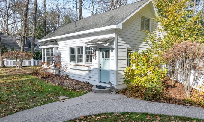 Forest Beach House | Cozy Lakeview Carriage House – Your Perfect Vacation Escape!