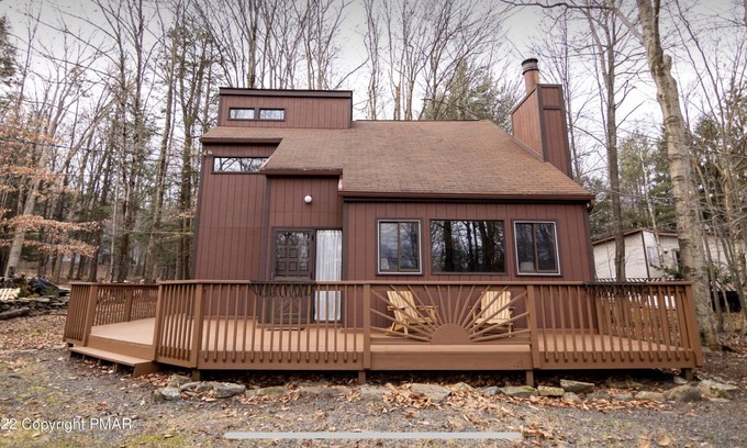 Hamlin House | Cozy Lakeview Cottage in Amenity Filled Community-Walk to Beach/Pool