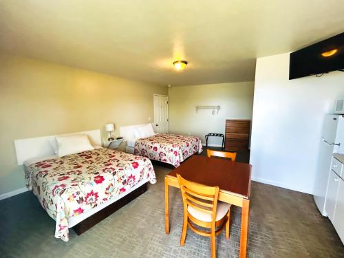 Lake City Hotel | Cozy Lakeview suite with Kitchenette