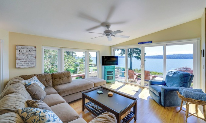 Langley Cottage | Cozy Langley Retreat: Water Views & Beach Access