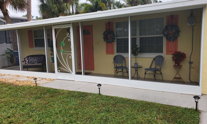 Englewood House | Cozy Lemon Cottage.minutes from the beach and our annual Waterfest!