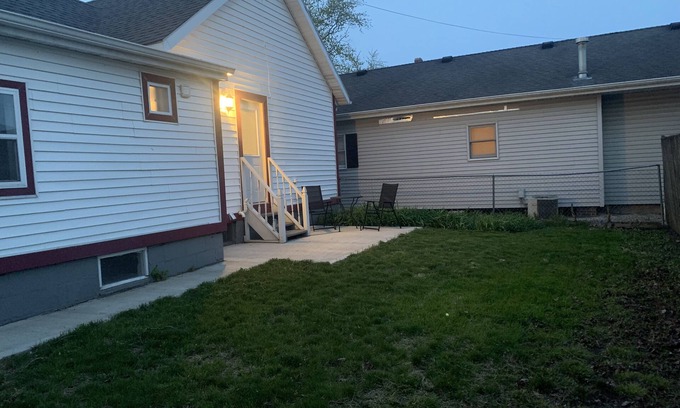 Ottawa House | Cozy little house walking distance from downtown Ottawa - Window air units