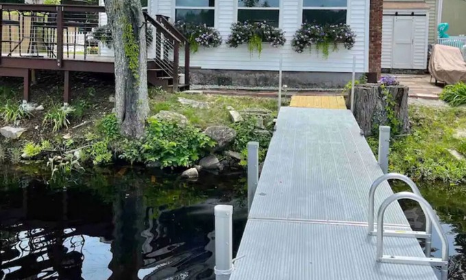 Salem Cottage | cozy little lake house for 2, pet friendly, non smoking