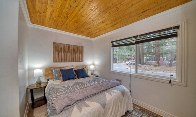 Lakeside Park Hotel | Cozy Lodge 1 BR w Kitchen/Living Room!
