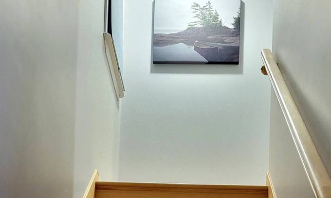 Moncton House | Cozy lodge close to restaurants and magnetic hill Park.