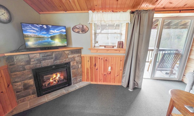 Sabinsville Cabin | Cozy lodge near PA Grand Canyon, Cherry Springs & Pine Creek, AC, WiFi, hot tubs