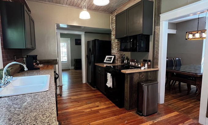 Wallace House | Cozy lodging with ample parking