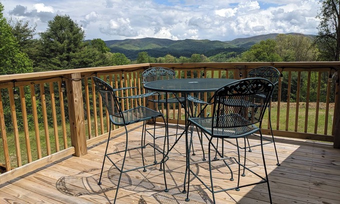 Mountain City Cabin | Cozy loft retreat w/Mountain Views in Mtn City near VA Creeper Trail & Damascus.