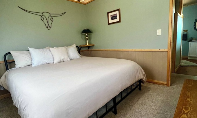 Emigrant Condo | Cozy loft with king bed central to Paradise Valley, MT!