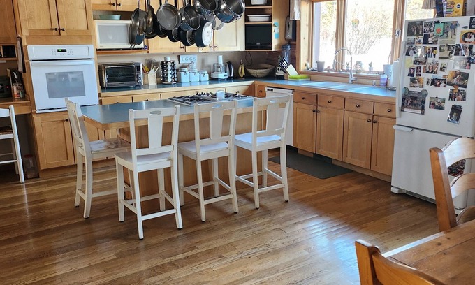 Hailey House | Cozy log cabin 3-bedroom house 10 minutes from Sun Valley Idaho