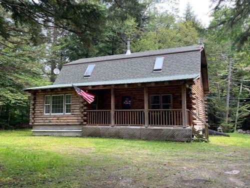 West Halifax House | Cozy Log Cabin - Dog Friendly
