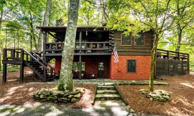 Sky Valley Cabin | Cozy log cabin for the family in Sky Valley, GA