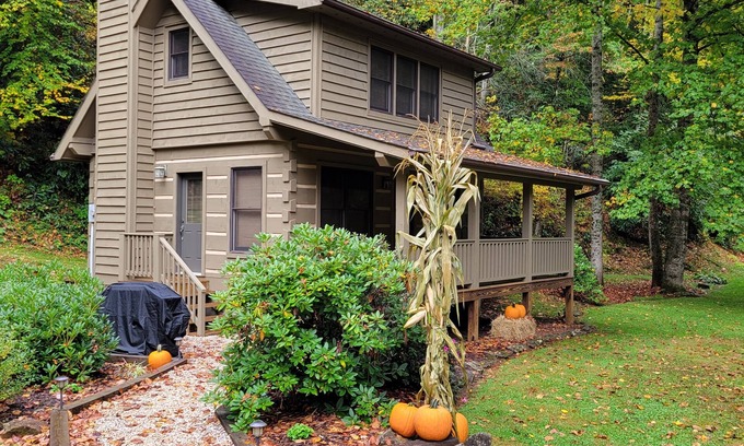 Canton Cabin | Cozy Log Cabin Getaway Waynesville, Smokey Mountains, Blue ridge Parkway