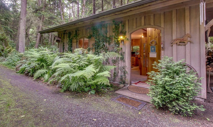 Greenbank Apartment | Cozy Log Cabin in Beautiful Surroundings with Wood Stove, Board Games