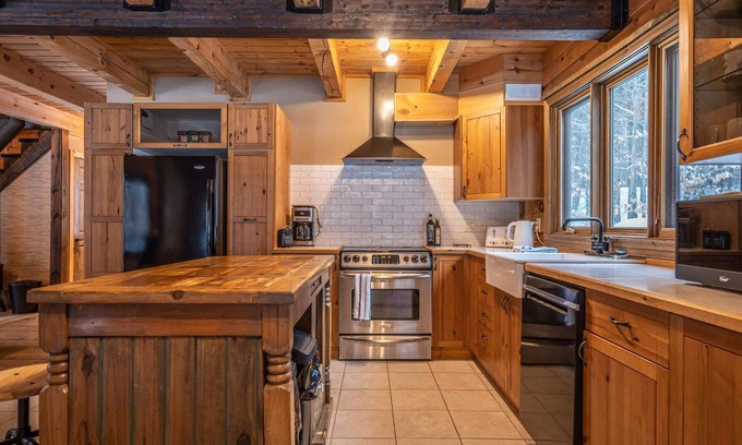 Val-des-Lacs Ski Chalet | Cozy Log Cabin in Woods with Spa