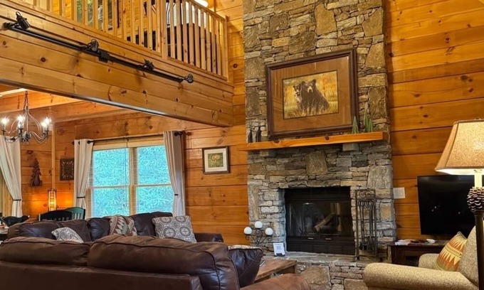 Maggie Valley House | Cozy log cabin in Maggie Valley, NC with Full Kitchen, WIFI and Private Hot Tub
