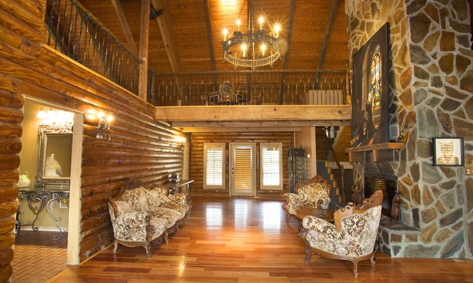 Canton Cabin | Cozy Log Cabin