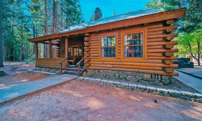 Shingletown Cabin | Cozy Log Cabin w/Hot Tub | Lassen Forest Retreat