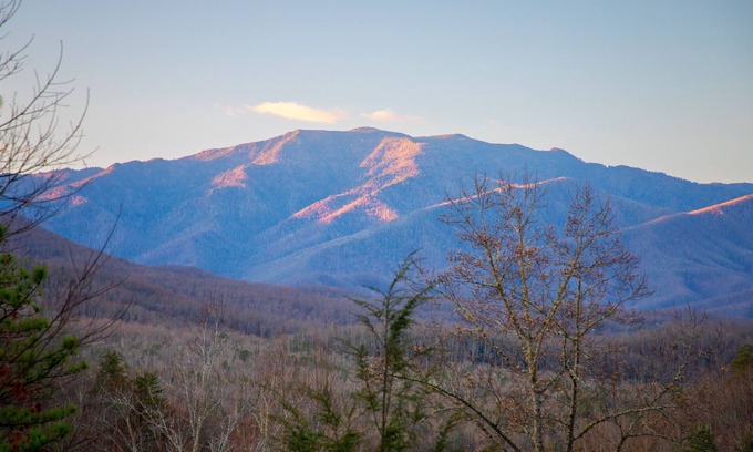 Gatlinburg - Pigeon Forge Cabin | Cozy Log Cabin W/Mtn Views, Hot Tub, & Game Room - 15 min from Gatlinburg!