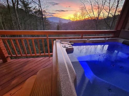 Gatlinburg - Pigeon Forge Ski Chalet | Cozy Log Cabin With Mountain Views, Hot Tub, And Game Room