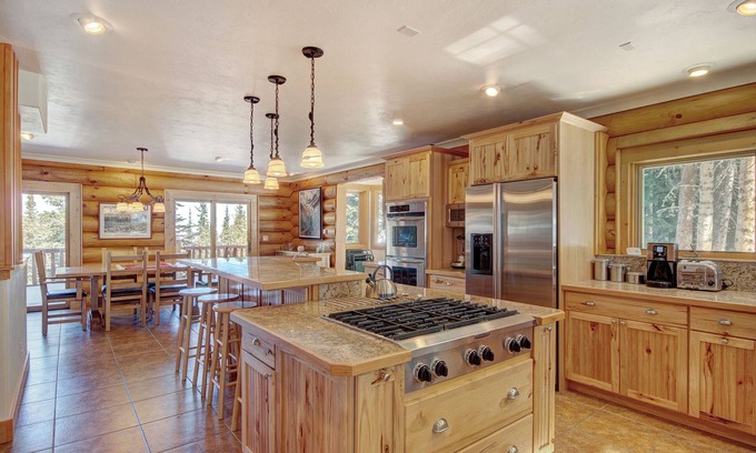 Quandary Village House | Cozy Log Home with Astonishing Views