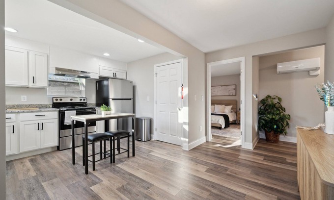 Sharonbrook Apartment | Cozy Luxe 1-bedroom apartment in South Charlotte- Private driveway
