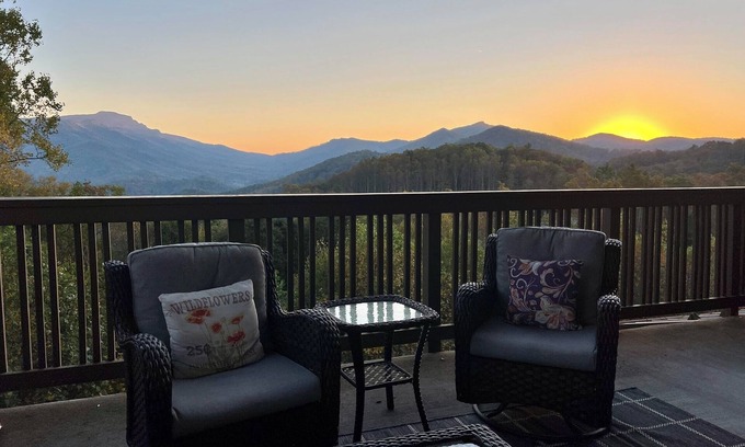 Boone Condo | Cozy Luxe Echota: Spectacular View;2 Kings;No Stairs;Szn Decor;Hot tub;Fireplace