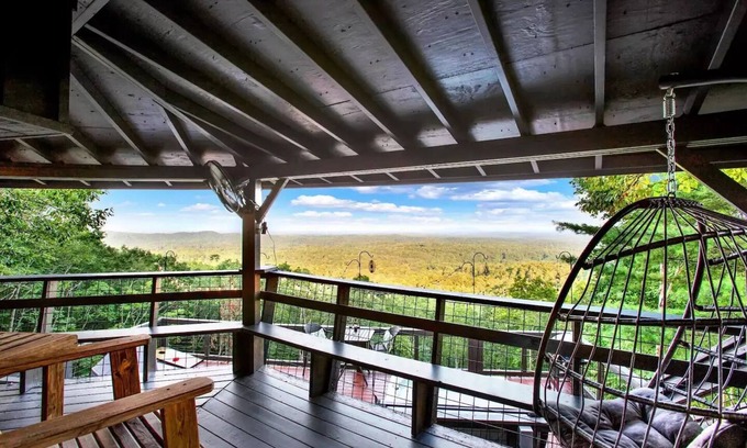 Ellijay Cabin | Cozy Luxury Cottage with Stunning Viewnn