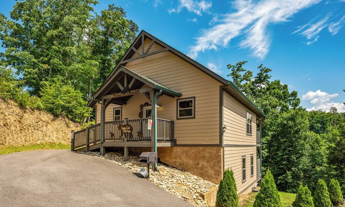 Pigeon Forge Cabin | COZY LUXURY/HEATED Toilet Seats/NO SCARY ROADS/Close To DOLLYWOOD