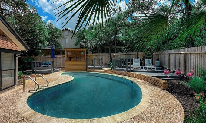 Whispering Oaks House | Cozy Luxury Pool + Home Theater + Backyard Oasis