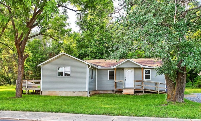 Maiden House | Cozy Maiden Country Home - 3 Bedroom with Backyard Deck