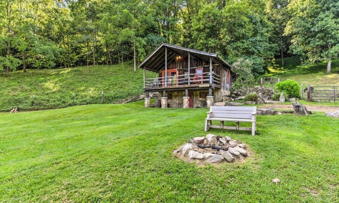 Clyde Apartment | Cozy Mama Bear Cabin with Mountain Views!