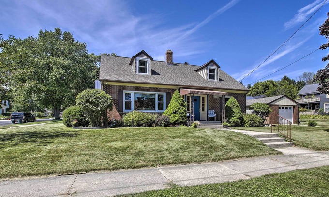 Manitowoc House | Cozy Manitowoc House - 1 Block to Lake Michigan!