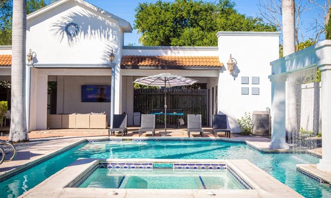 Brownsville Villa | Cozy Mansion/Pool & Jacuzzi/Cinema/Game Room