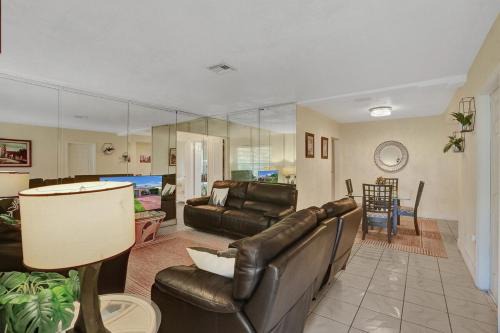 Golden Glades House | Cozy Miami 2Bd Bungalow
