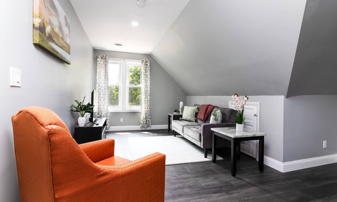 Downtown Niagara Falls Apartment | Cozy Micro apartment Sleeps 4, Minutes from Falls