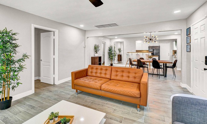Townsite House | Cozy Mid-Century Modern Getaway