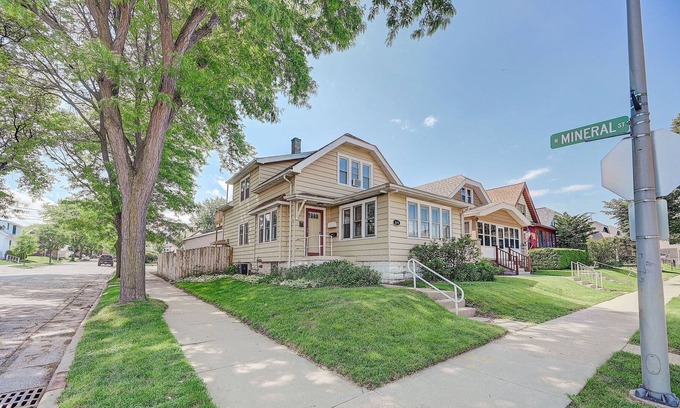 West Allis House | Cozy Milwaukee Bungalow with Urban Vibe in the Heart of Everything