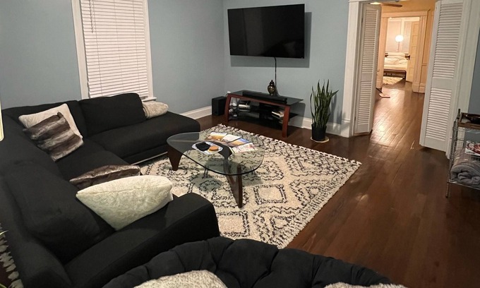 Capital View House | Cozy Minimalist Bungalow --5 mins to UAMS & Capitol