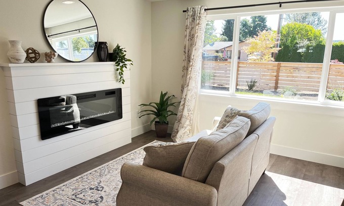 Marysville House | Cozy Modem/Farm House W/Large Outdoor Space.