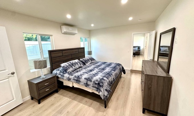 Pacific - Edison Apartment | Cozy Modern 1-Bedroom Getaway