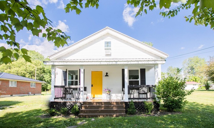 Stanton House | Cozy Modern 3-bd, Pet Friendly, 12 miles from RRG!