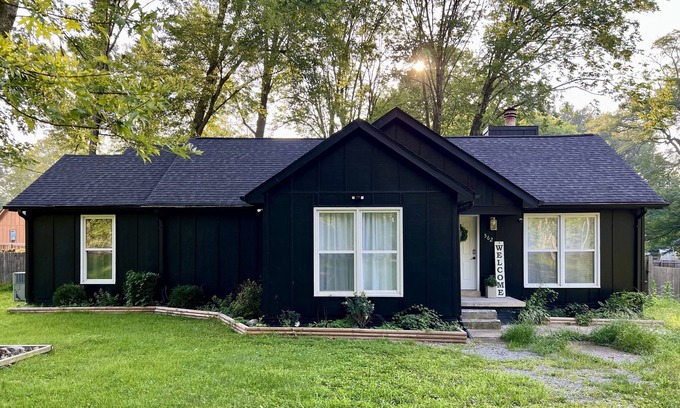 Clarksville House | Cozy Modern 4BR Ranch Style House- Close to Austin Peay, Downtown, Fort Campbell