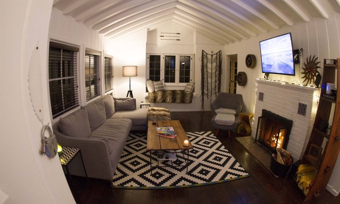 Harbert Cottage | Cozy modern cottage with treehouse