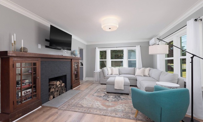 Puyallup House | Cozy Modern Craftsman w/Hot Tub + Yard