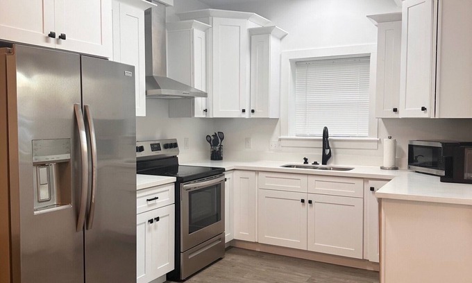 Waveland House | Cozy Modern Family Home Near Beach !