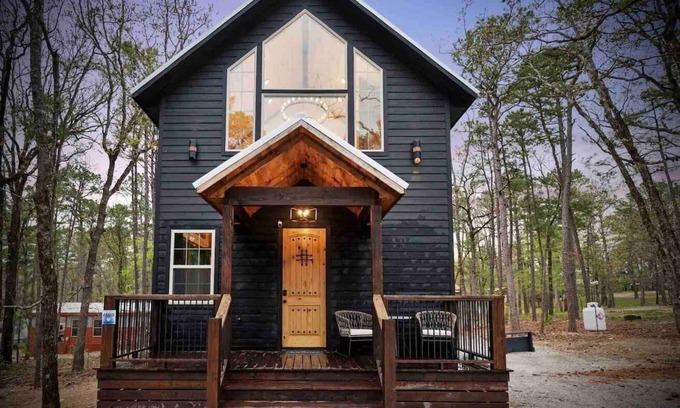 Broken Bow Cabin | Cozy Modern Farmhouse Hot Tub, Firepit, Game Table